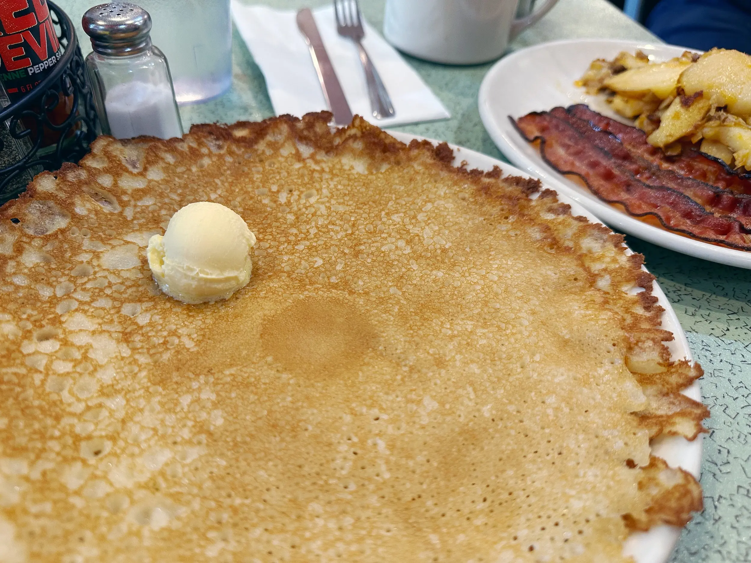 Photo of crepe hotcakes, bacon, and potatoes